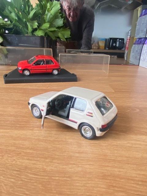 PEUGEOT 205 XS in nieuw staat. 1:43, Ophalen of Verzenden, Zo goed als nieuw, Auto, Overige merken