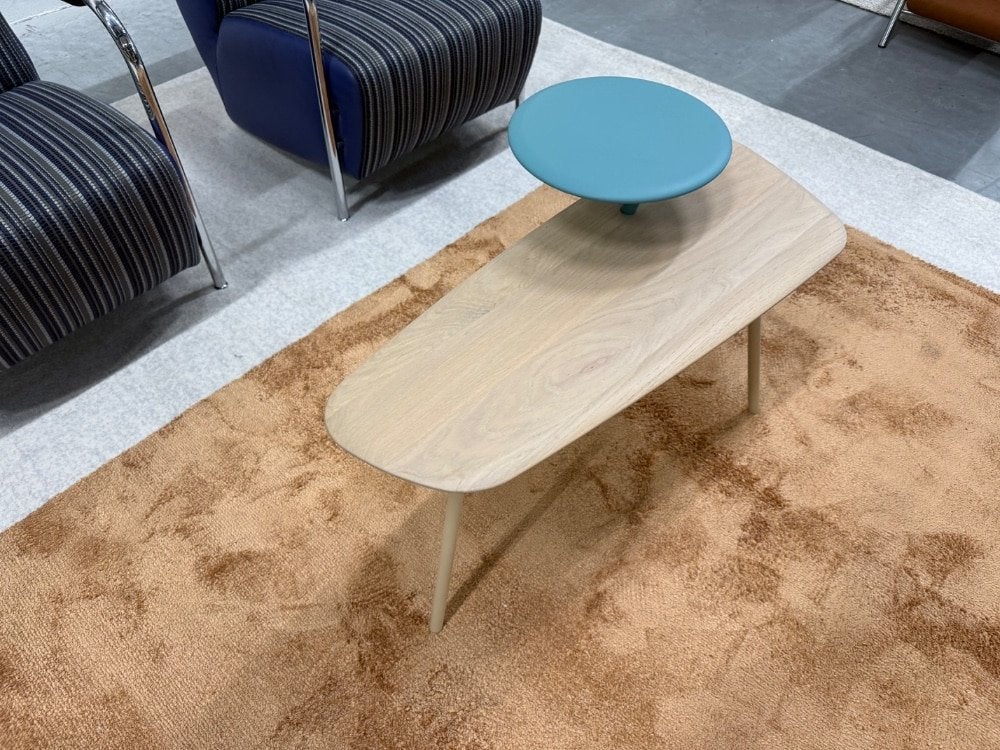 Nieuwstaat Leolux Tilio bijzettafel eiken hout blauw Tafel, 45 tot 60 cm, Leolux, Info@leolux.nl, Ophalen of Verzenden
