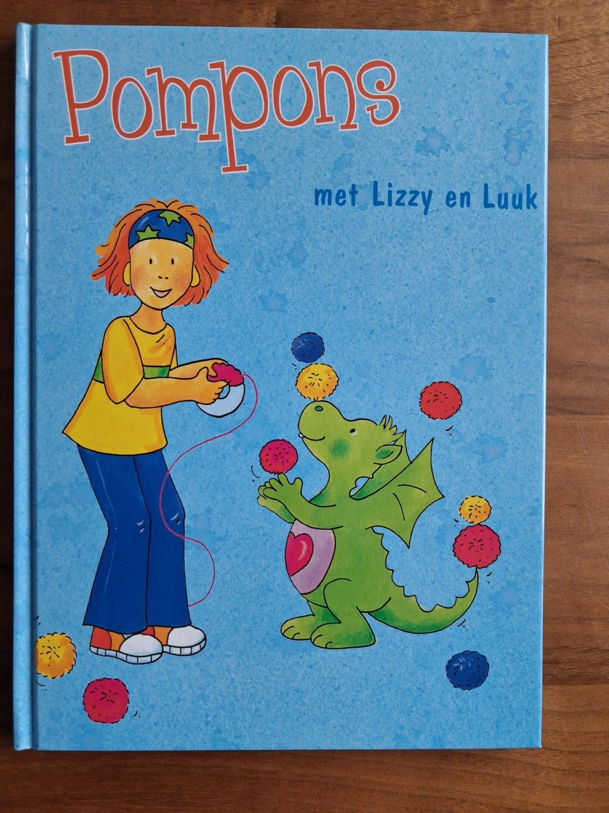 Pompons met Lizzy en Luuk - Knutselboek, Ophalen of Verzenden, Zo goed als nieuw, Knutselwerk