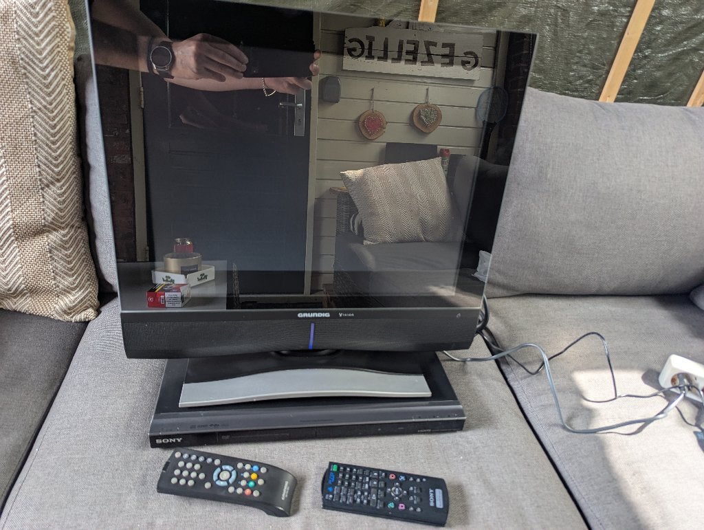 20" Grundig Vision LCD TV & Sony DVD Speler, Ophalen, Gebruikt, 50 Hz, Minder dan 40 cm