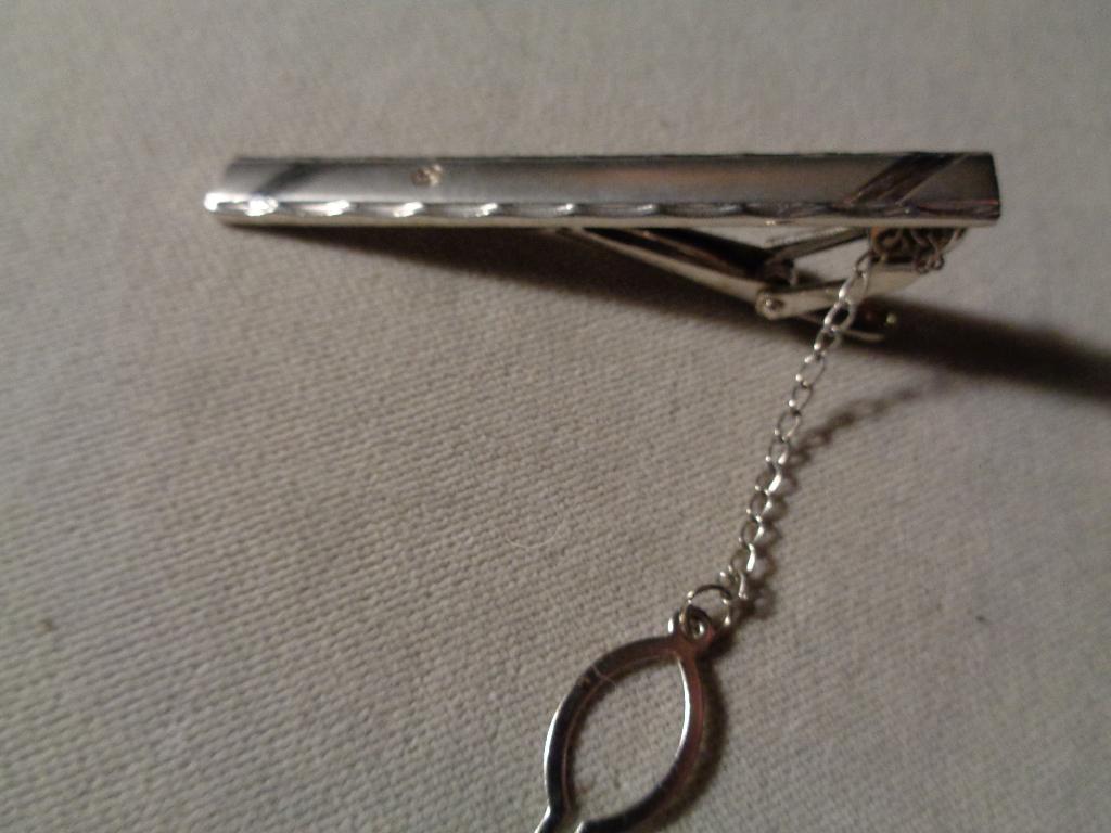 zilverkleurige stropdas speld met veiligheids ketting, Ophalen of Verzenden, Nieuw