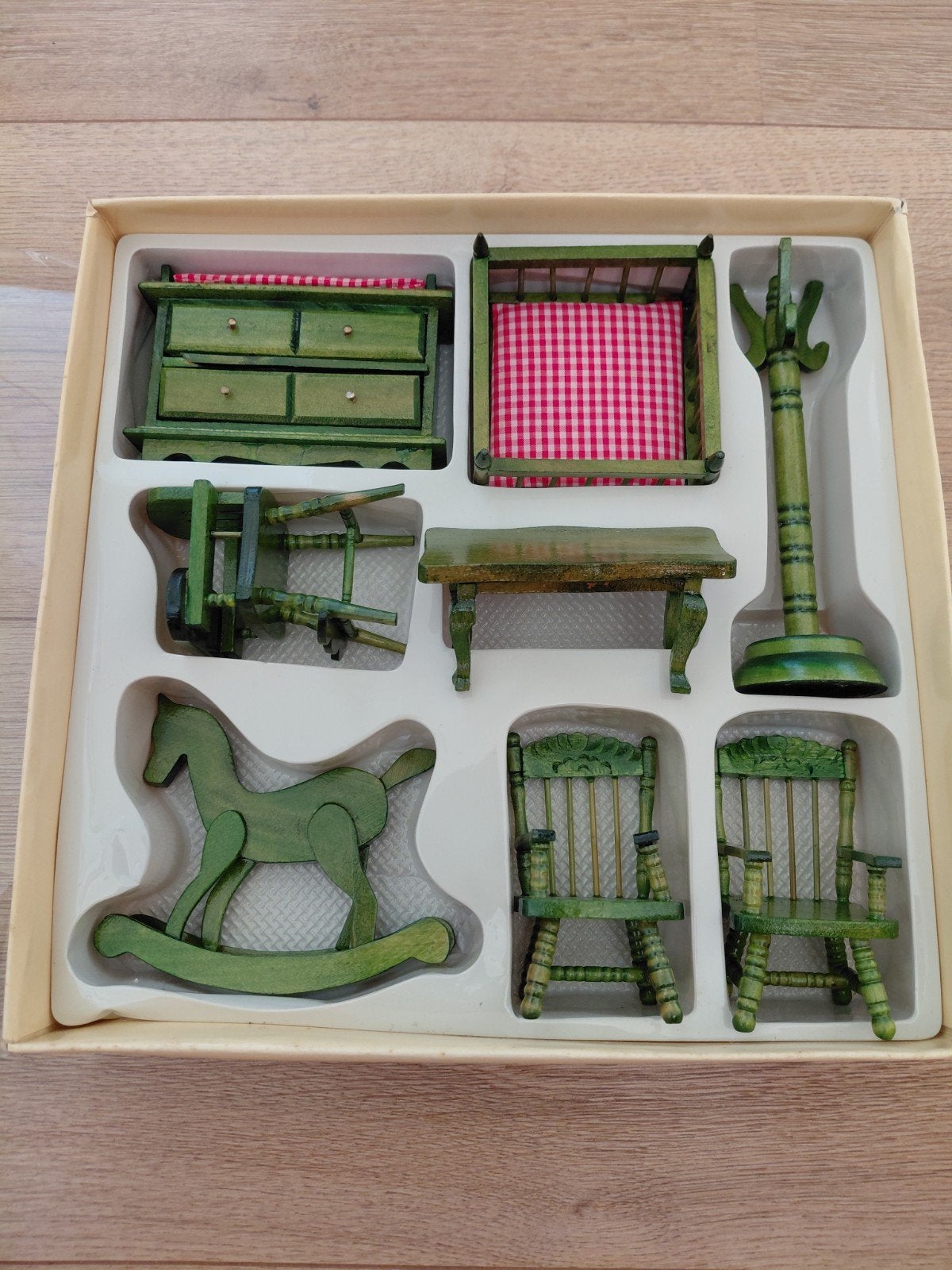 Houten Poppenhuis Meubelen Miniatuur Set - Nieuw in Doos, Verzamelen, Poppenhuizen en Toebehoren, Ophalen of Verzenden