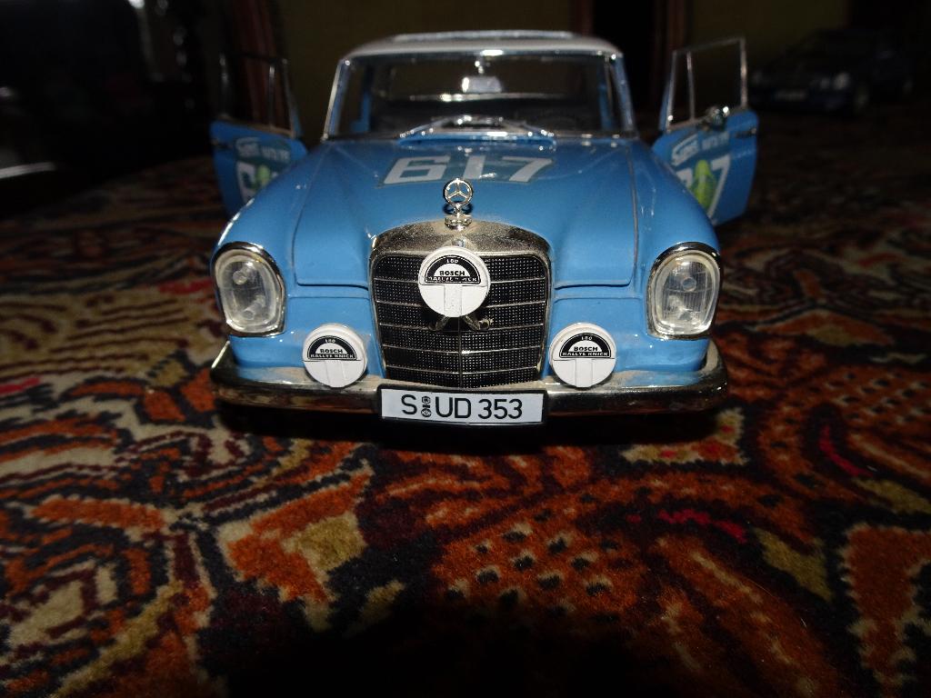MOOIE MERCEDES 300/SE RALLY  1;18 REVELL ZONDER DOOS, Hobby en Vrije tijd, Modelauto's | 1:18, Ophalen of Verzenden, Zo goed als nieuw