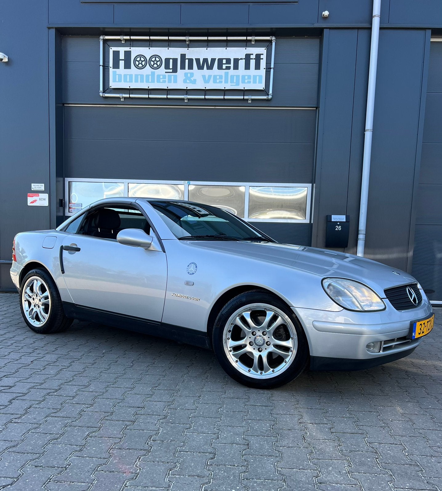 Mercedes-Benz SLK 2.3 Slk230 Kompr Roadster AUT 1997 Grijs, Auto's, Automaat, 4 cilinders, Cabriolet, 2 stoelen