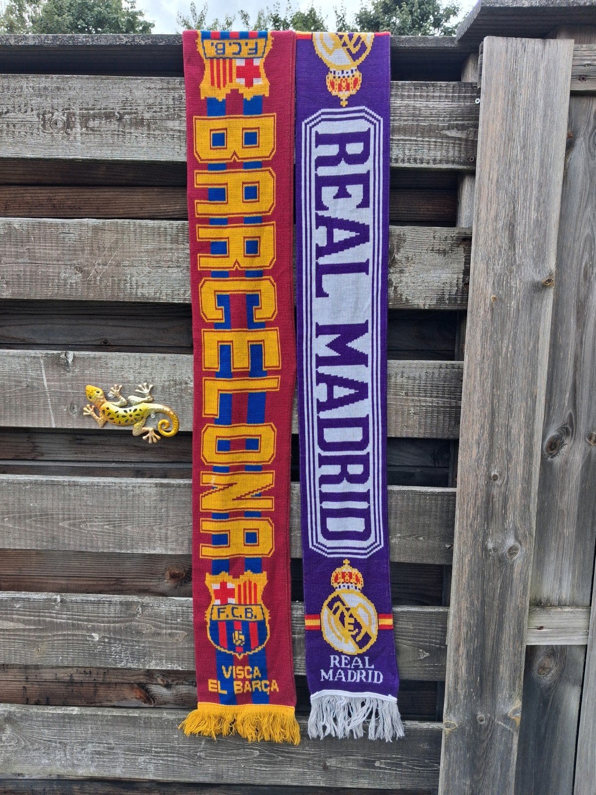 2 mooie voetbalsjaals Barca en Real Madrid, Ophalen of Verzenden, Zo goed als nieuw