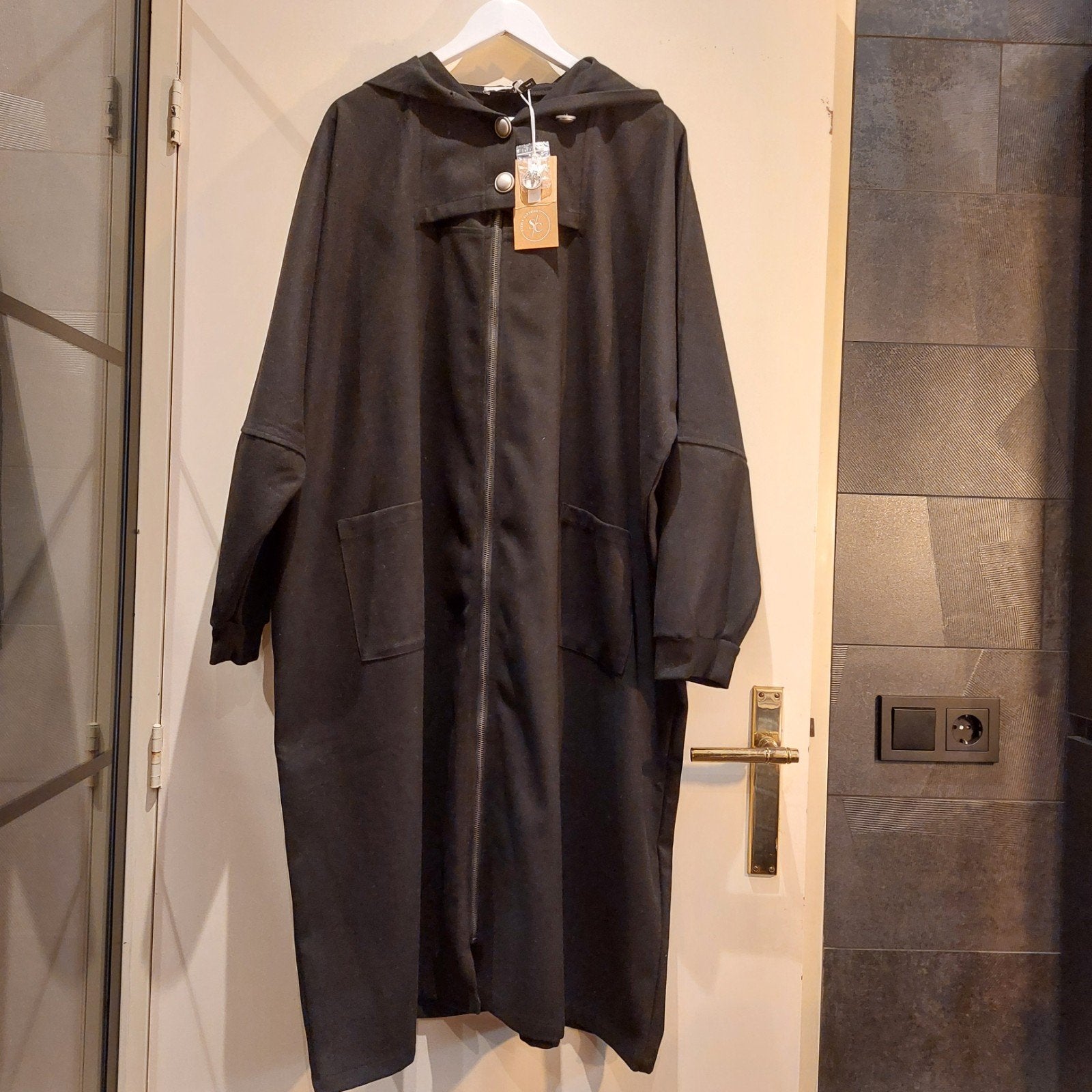 Jas van het merk Studio Clothing. Maat L. (50/52), Kleding | Dames, Verzenden, Zwart, Nieuw, Jas of Mantel