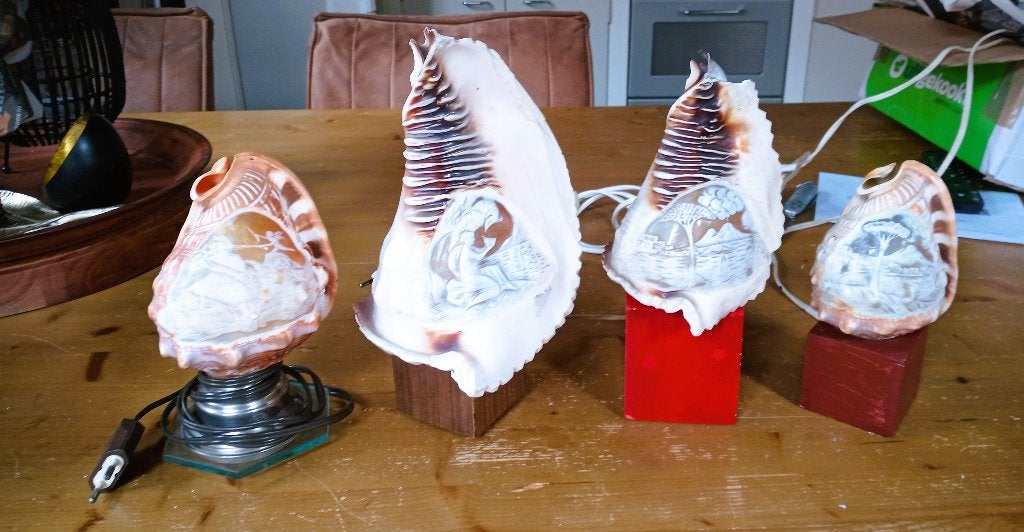 Vier lampjes van schelpen mooi met uitgesneden afbeeldingen, Antiek en Kunst, Ophalen of Verzenden