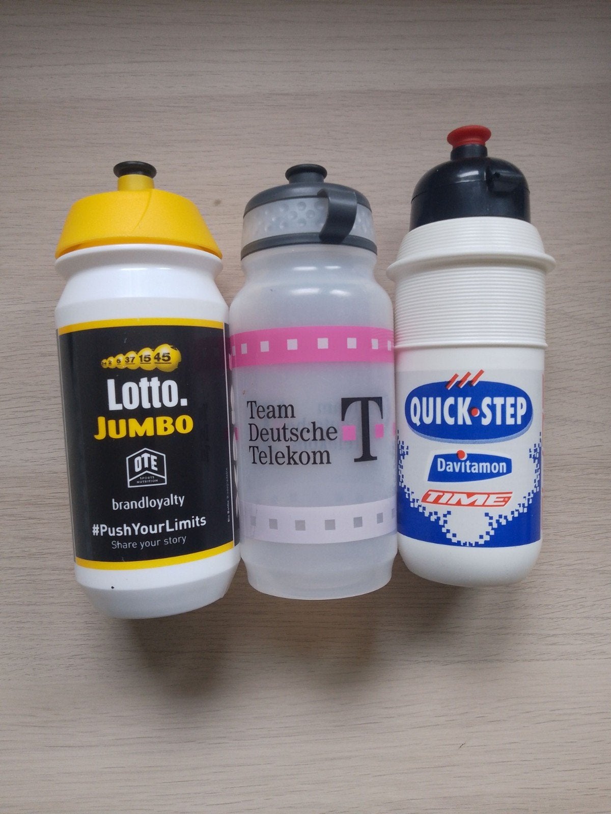 3 bidons wielerploeg, Ophalen