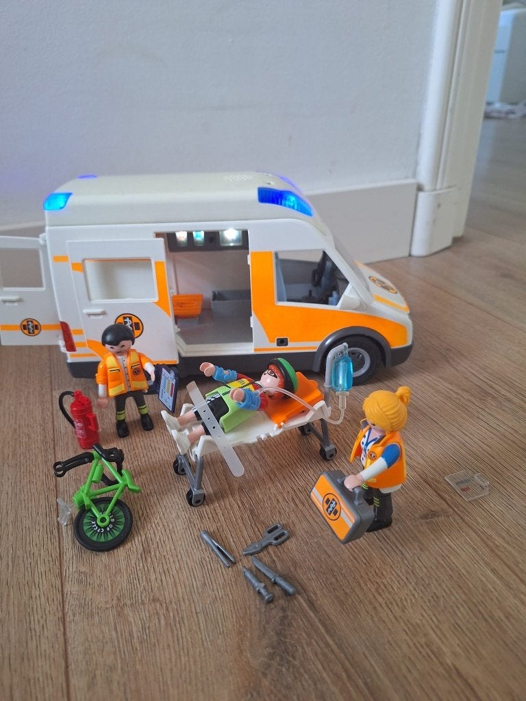 Te koop: Playmobil set 70049 Ambulance met medisch team, Complete set, Voertuig, Ophalen of Verzenden, Zo goed als nieuw