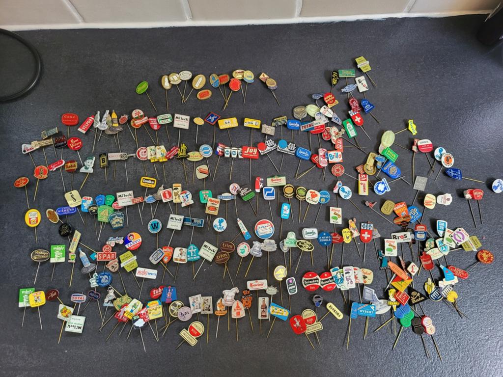 Verzameling vintage reclame pins, Verzamelen, Speldjes, Pins en Buttons, Ophalen of Verzenden, Zo goed als nieuw, Overige onderwerpen