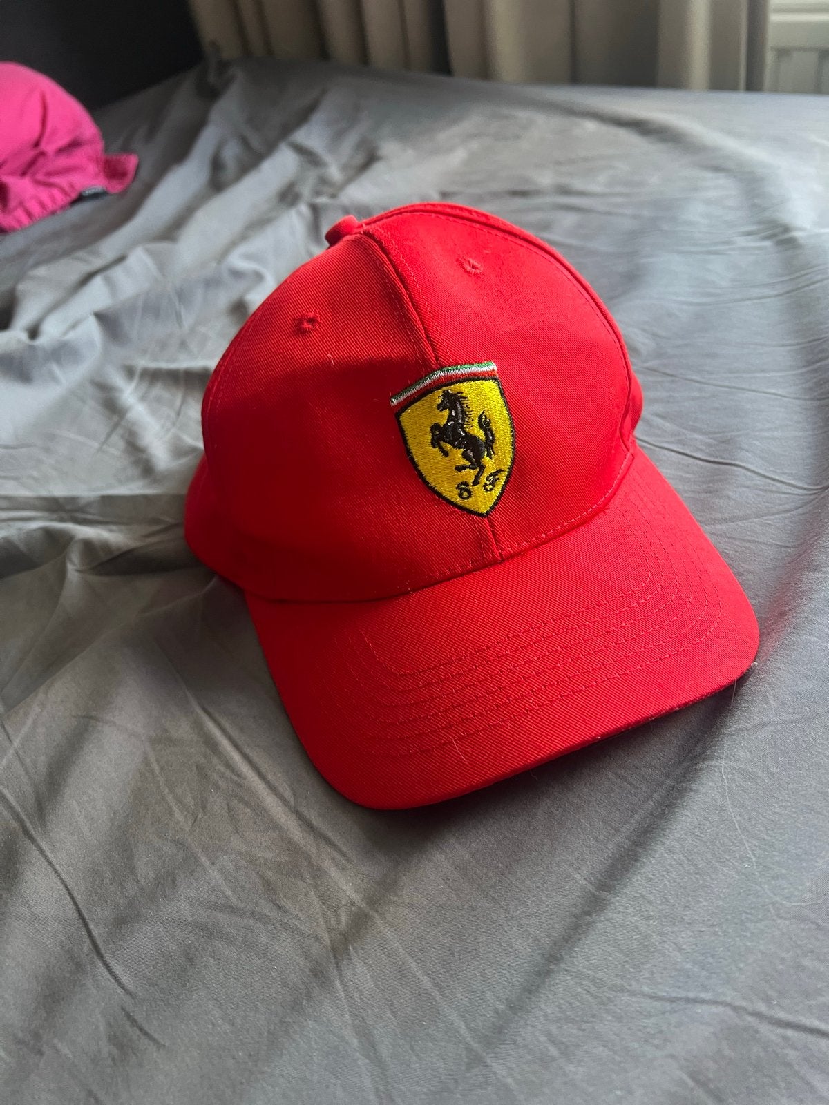 Ferrari Pet - Rode Cap met Geborduurd Logo, Kleding | Dames, Ophalen, Zo goed als nieuw, One size fits all, Pet