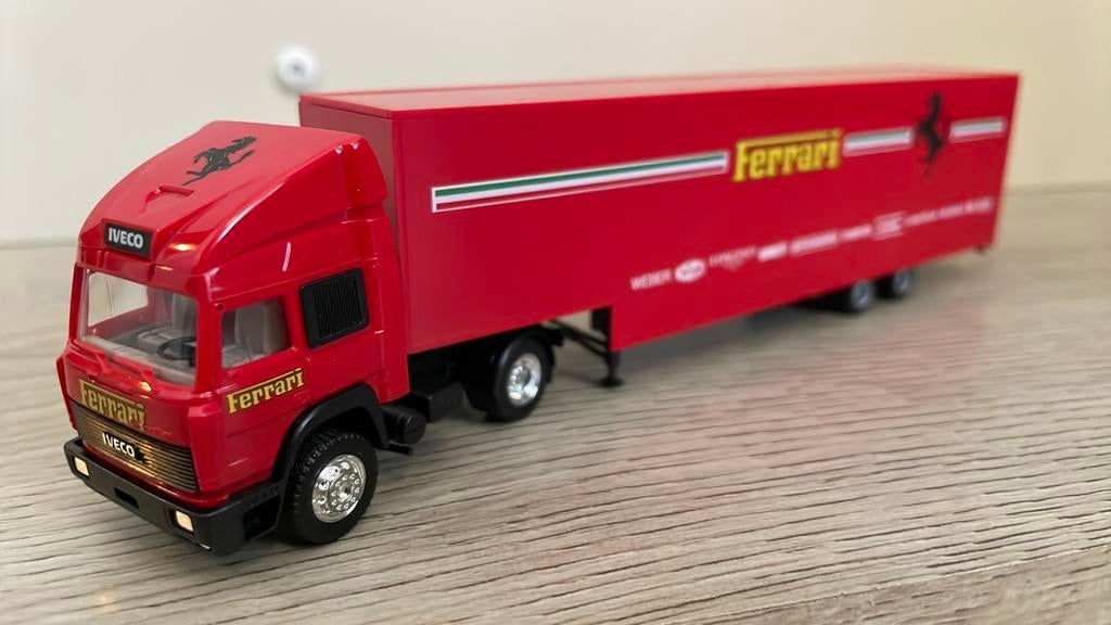 Ferrari truck formule 1 team Iveco in schaal H0 / ca. 1:87, Hobby en Vrije tijd, Modelauto's | 1:87, Ophalen of Verzenden, Zo goed als nieuw