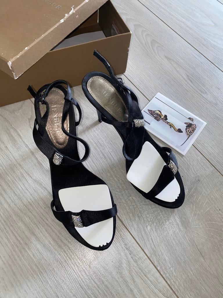 Mooie schattige schoenen in maat 41 van merk Menbur zgan, Ophalen of Verzenden, Zo goed als nieuw, Schoenen met hoge hakken