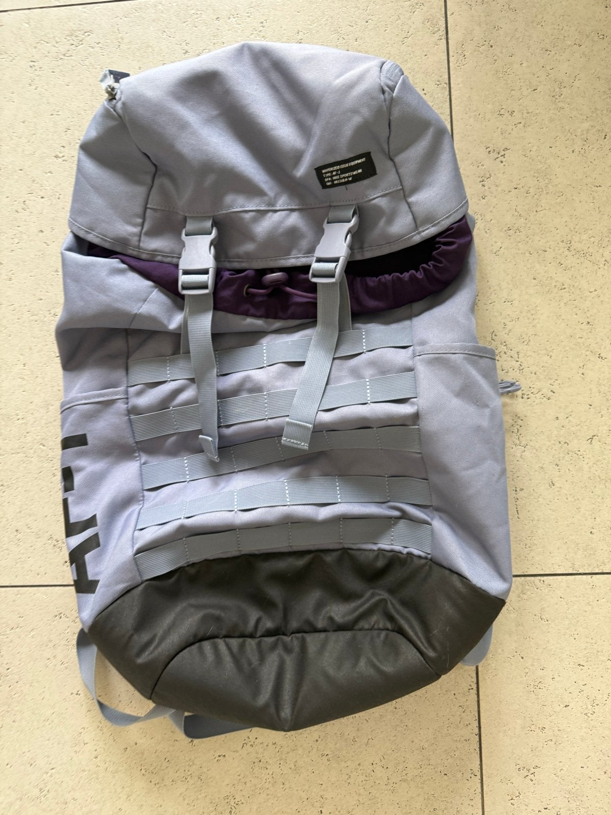 Stijlvolle Nike Rugzak - Grijs met Paarse Details, Gebruikt, 25 tot 40 cm, Ophalen of Verzenden, Overige merken