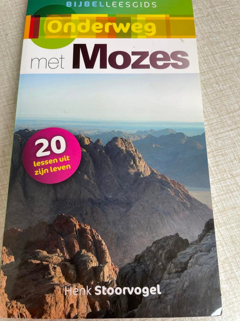 Onderweg met Mozes - Bijbelleesgids Henk Stoorvogel, Ophalen of Verzenden, Zo goed als nieuw, Christendom | Protestants