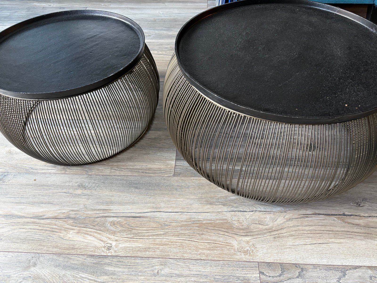 Set van 2 ronde salontafels - Zwart blad, gouden spijlen, Ophalen, Gebruikt, Rond, 50 tot 100 cm