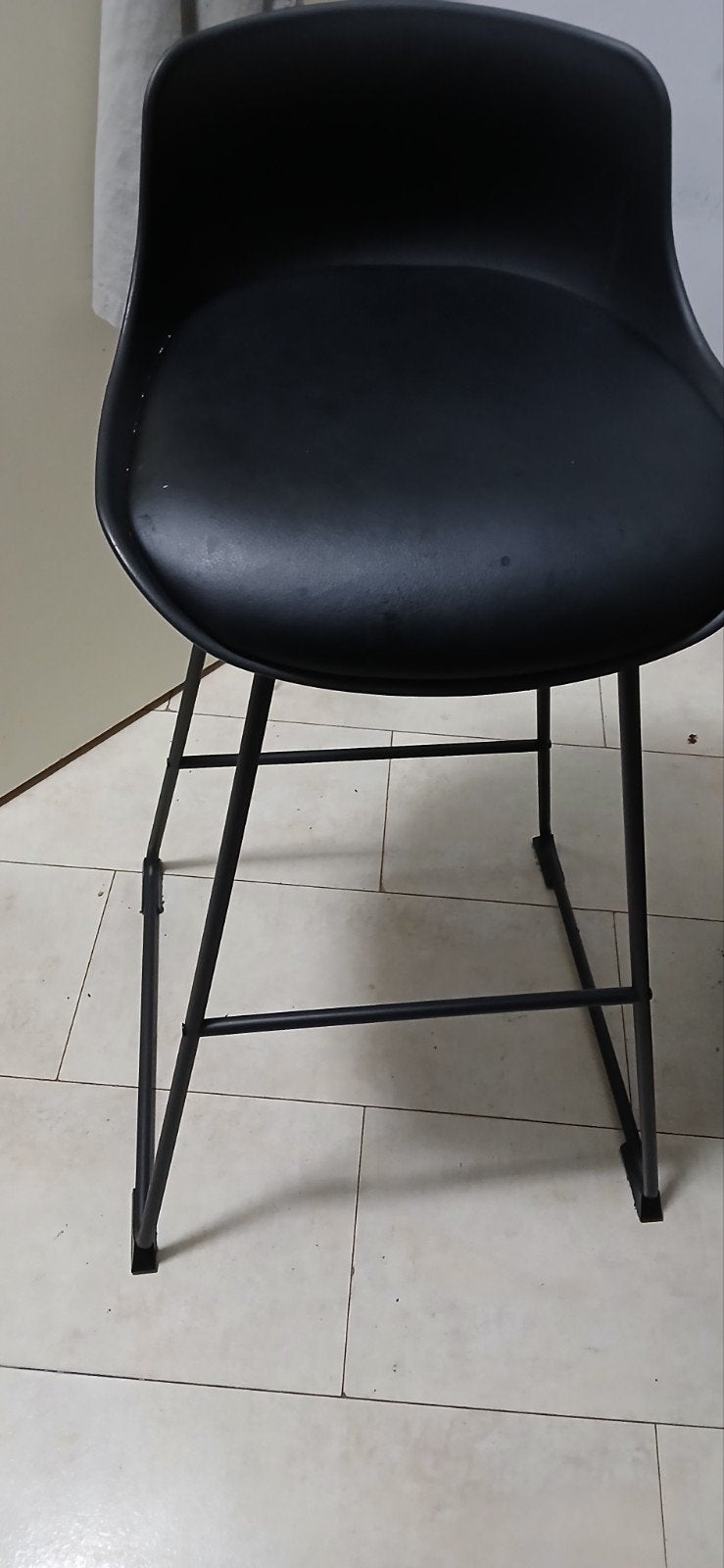 Zwarte barkruk met metalen frame, Huis en Inrichting, Barkrukken, Gebruikt, 60 tot 90 cm, Ophalen of Verzenden, 1 kruk