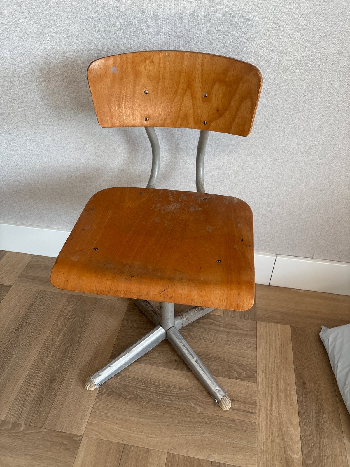Vintage houten bureaustoeltje, Huis en Inrichting, Stoelen, Ophalen, Gebruikt, Bruin, Eén