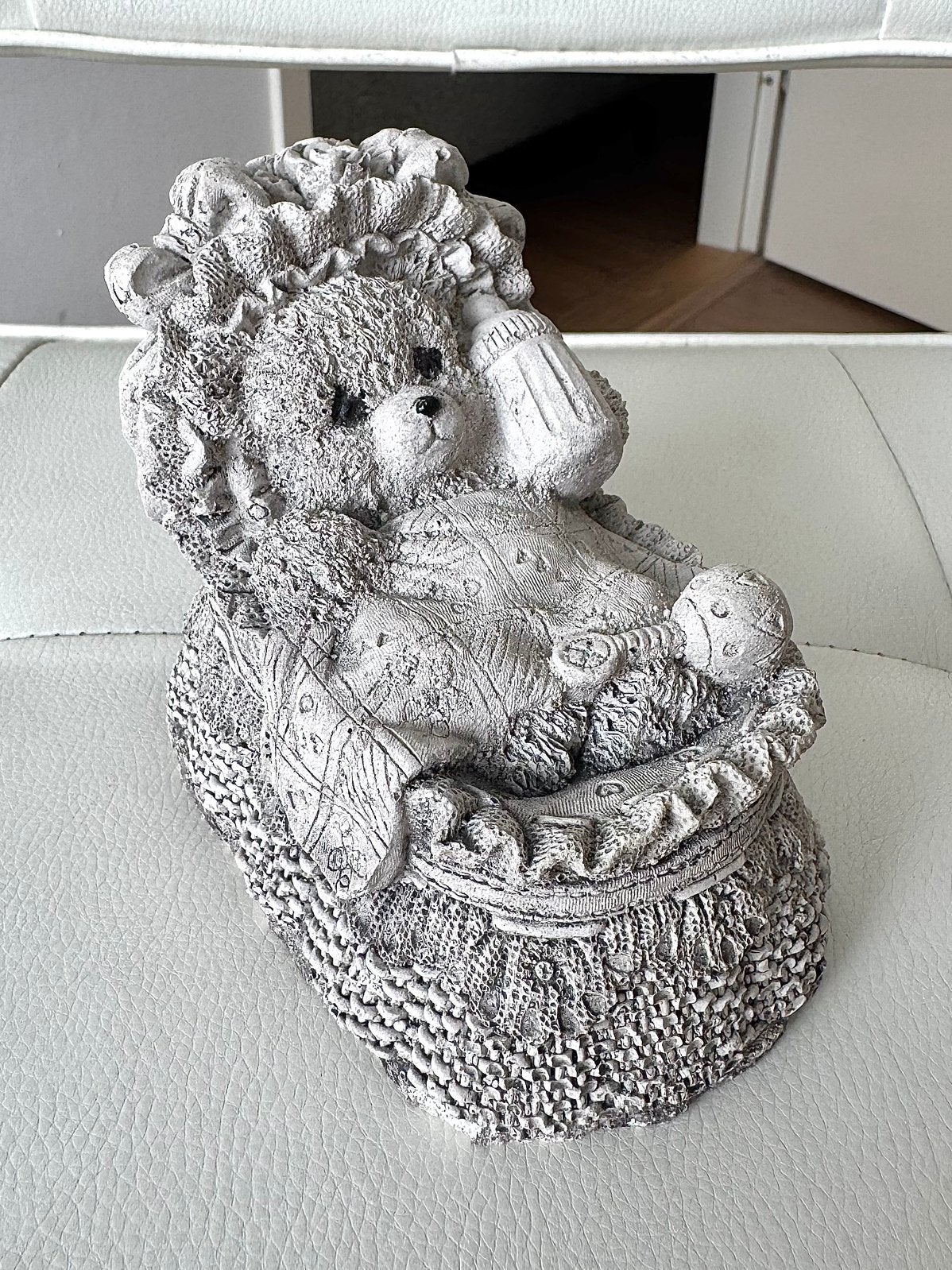 Decoratief brocante betonnen beeldje beer in wieg, Verzenden, Gebruikt, Dier