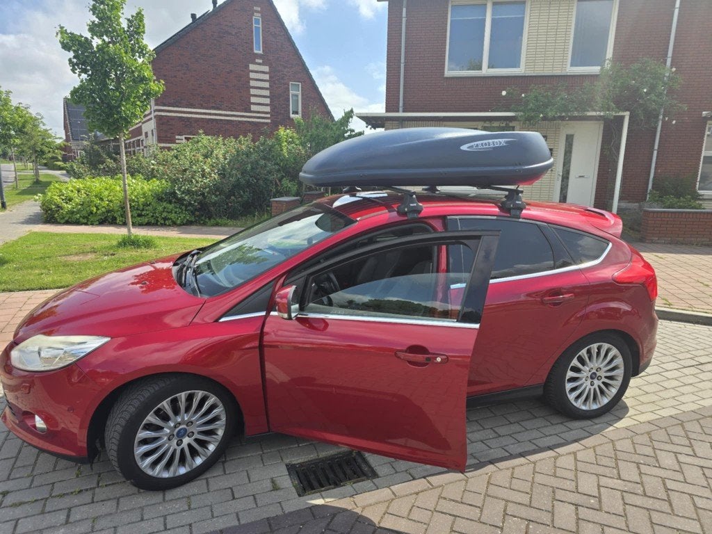 Ford Focus 1.6 Ti-vct 125pk 5-deurs 2011 Rood, Auto's, 1596 cc, Zwart, 4 cilinders, 635 kg