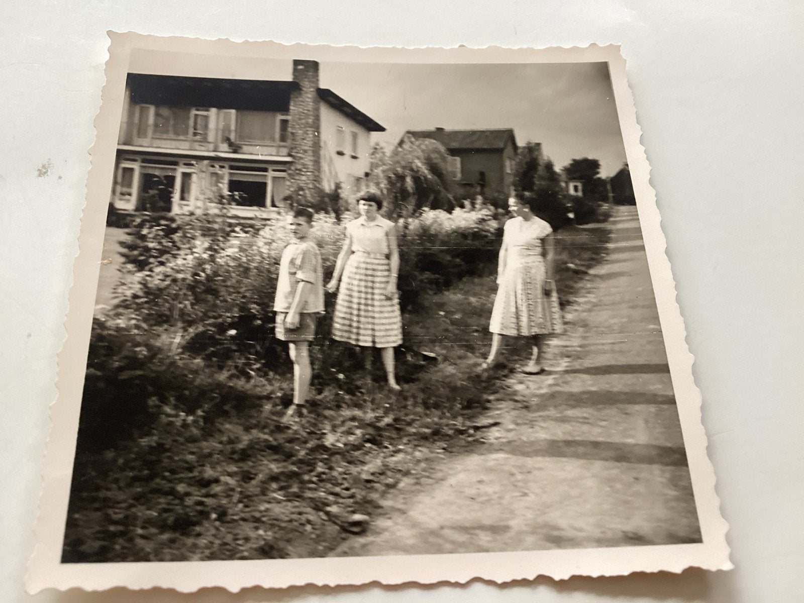 Drie personen voor huis, jaren '50 foto 8x8 cm onbekend, Gebruikt, Foto, Ophalen of Verzenden, 1940 tot 1960