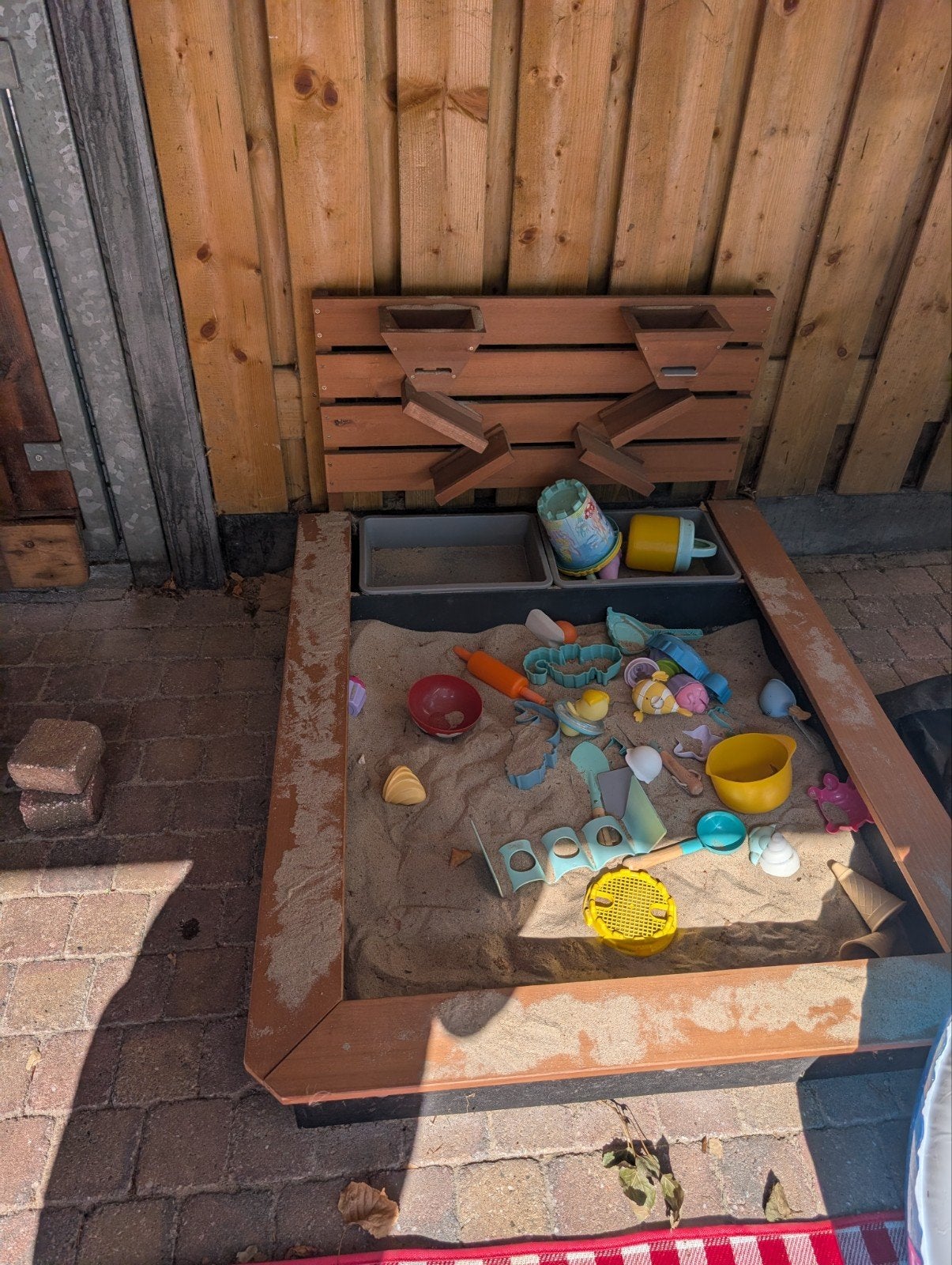 Zandbak met zand en waterbak ( exclusief speelgoed), Ophalen, Gebruikt