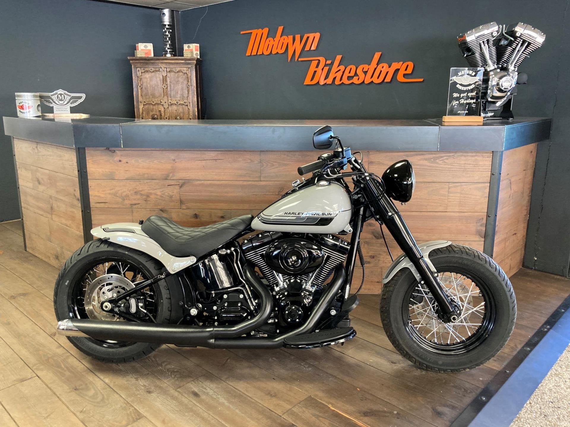 Harley Davidson FLS Softail Custom Special Paint Kreide Pors, Motoren, 3700 W Juneau Ave
53208  Milwaukee, US, Info@harley-davidson.com