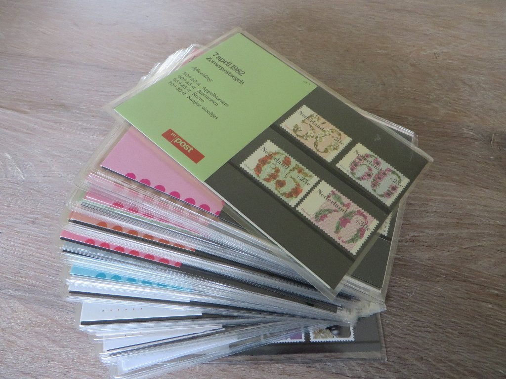 PTT mapjes 64 stuks 1982 1x en 1986 t/m 1993 diverse nummers, Ophalen of Verzenden, Na 1940, Postfris