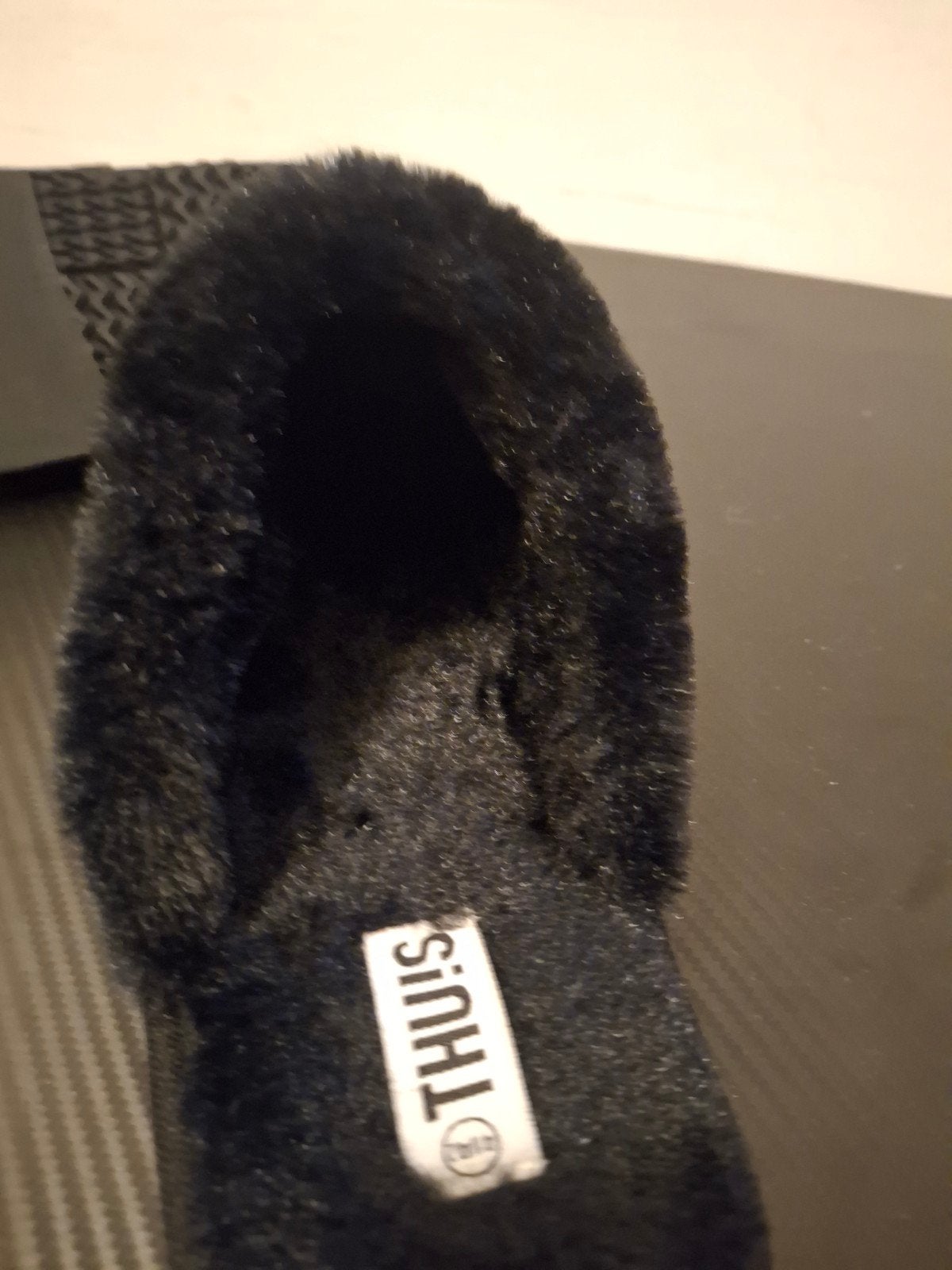 Zwarte pantoffels met bont, maat 41/42, THUIS, Zwart, Ophalen of Verzenden, Zo goed als nieuw