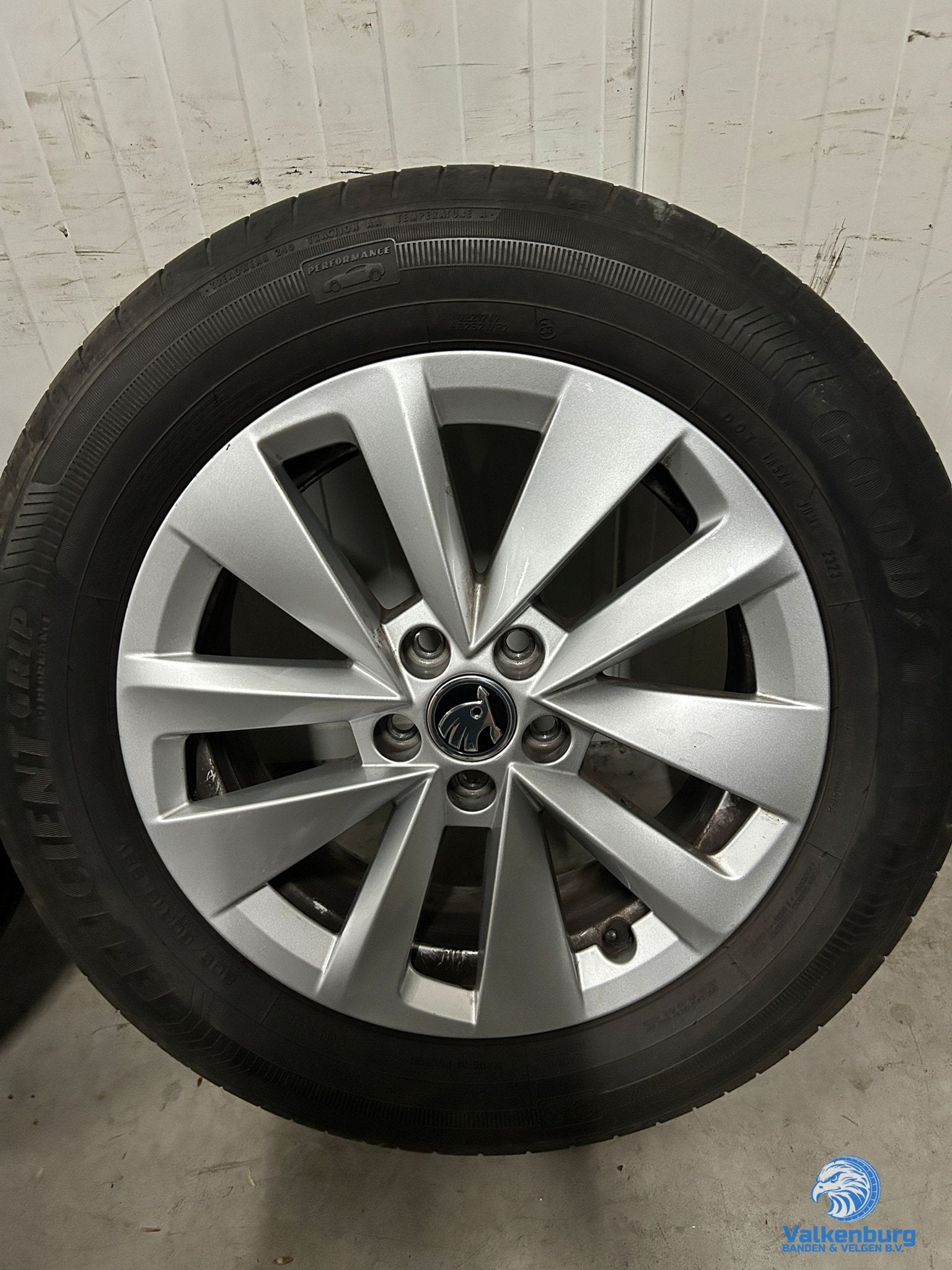 6-7mm! Originele Skoda Scala 16 velgen 5x100 zomerbanden 205, Gebruikt, -, Banden en Velgen, Zomerbanden