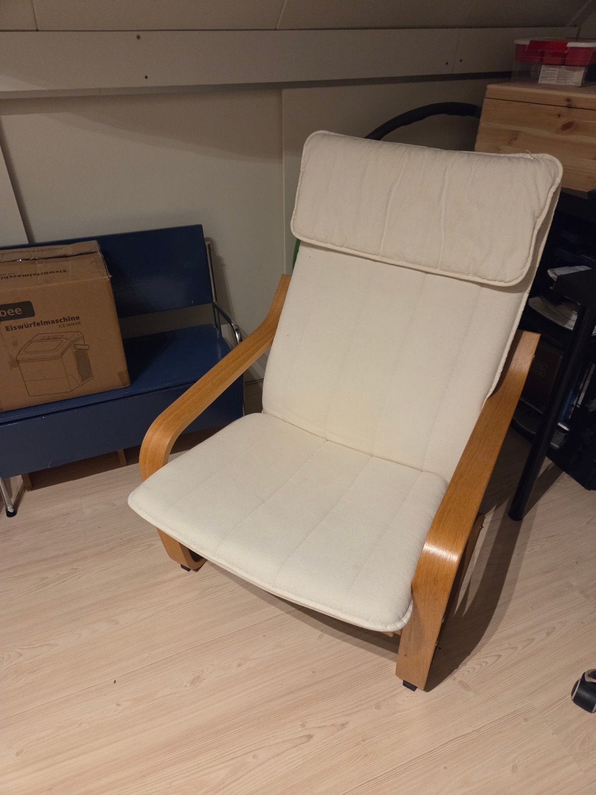 Comfortabele stoel met houten frame en crèmekleurige kussen, Ophalen, Hout, Gebruikt, Modern, Scandinavisch