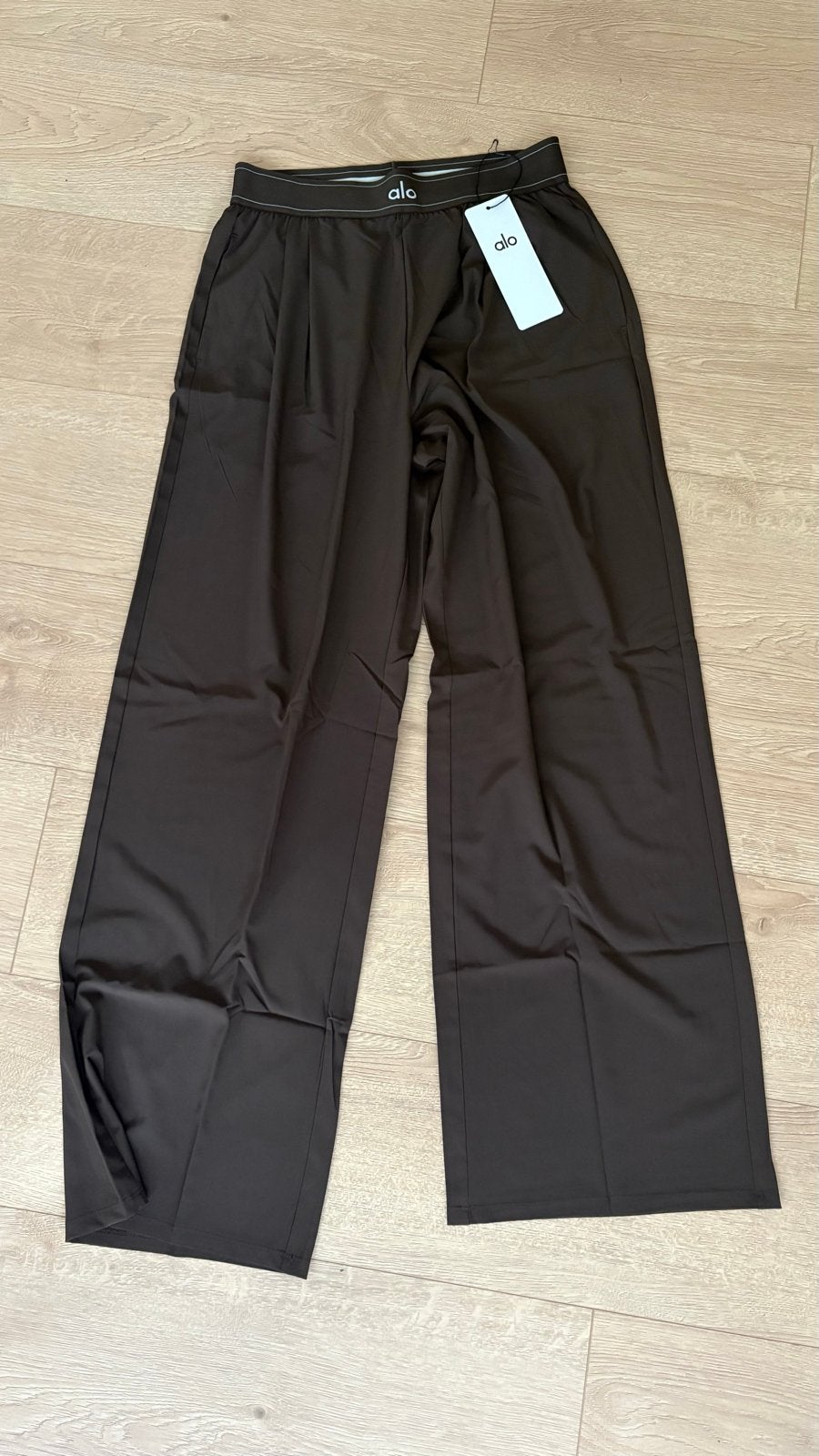 Nieuwe Alo Yoga Wide Leg Broek - Donkerbruin, Maat 38/40 (M), Bruin, Nieuw, Ophalen of Verzenden
