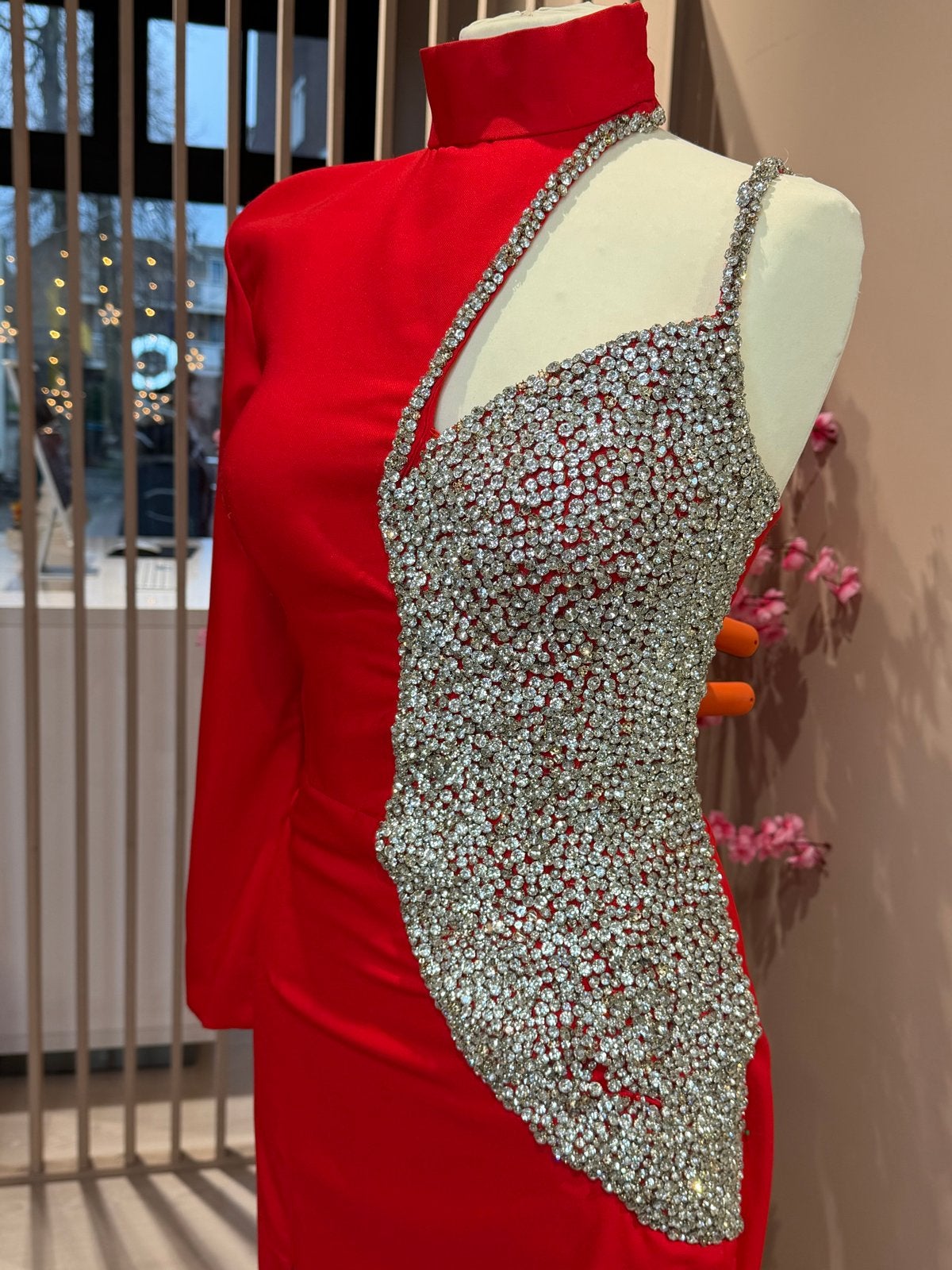 Exclusieve rode jurk uit Kosovo met strass details, Kleding | Dames, Maat 38/40 (M), Galajurk, Nieuw, Ophalen of Verzenden