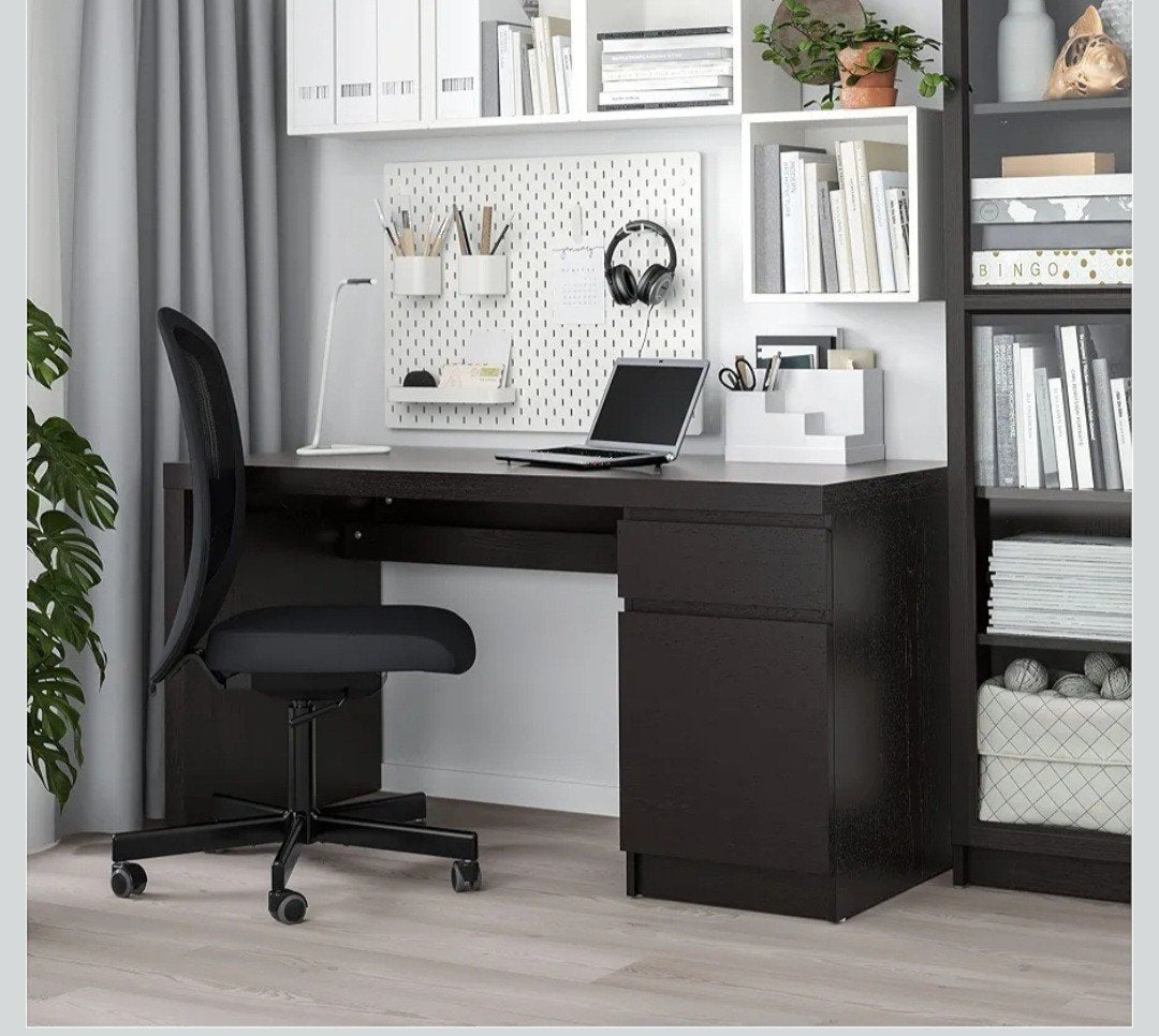 IKEA Malm bureau - gebruikt maar goed onderhouden, Huis en Inrichting, Bureaus, Ophalen, Gebruikt