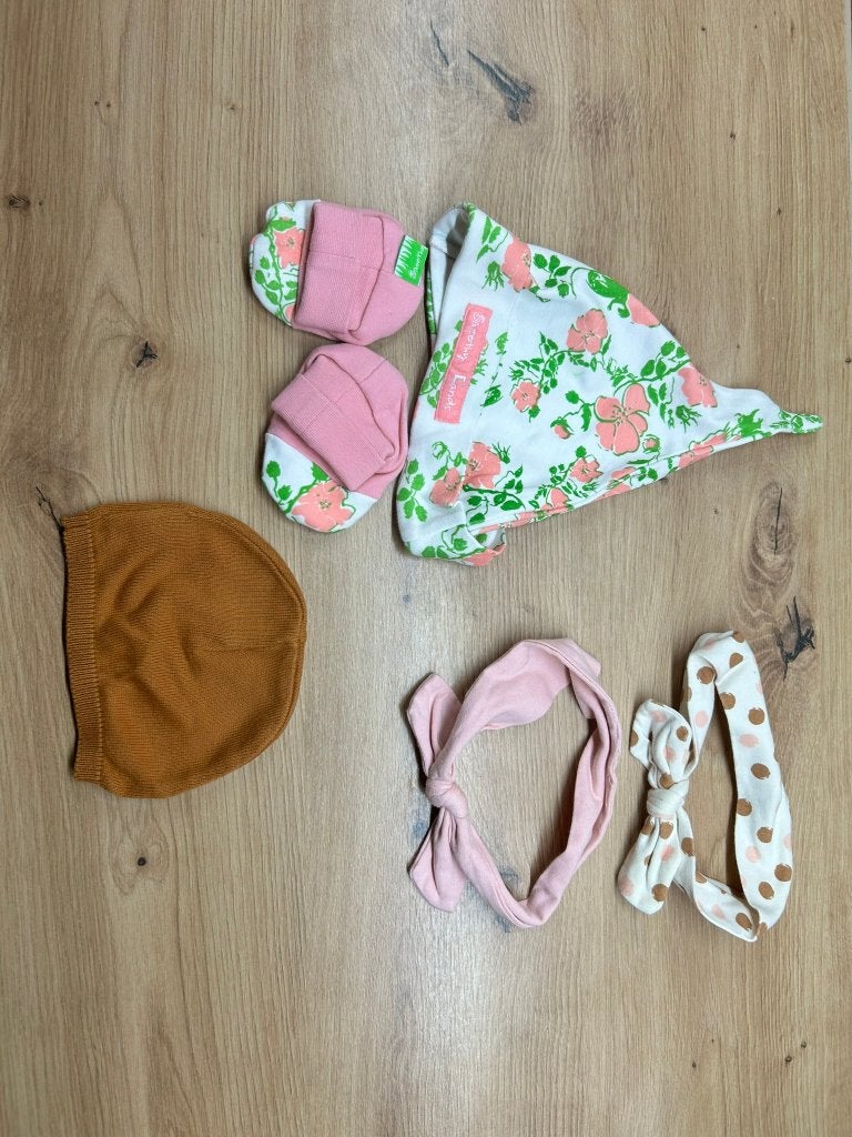 Set babyaccessoires 2 mutsjes slofjes en 2 haarbandjes, Kinderen en Baby's, Ophalen of Verzenden, Gebruikt