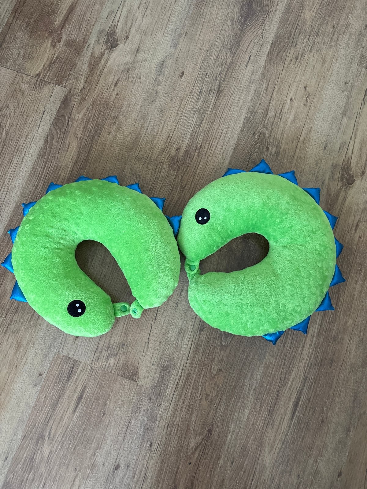2x Groene Dinosaurus Reiskussen - Neksteun Kussen, Ophalen of Verzenden, Zo goed als nieuw