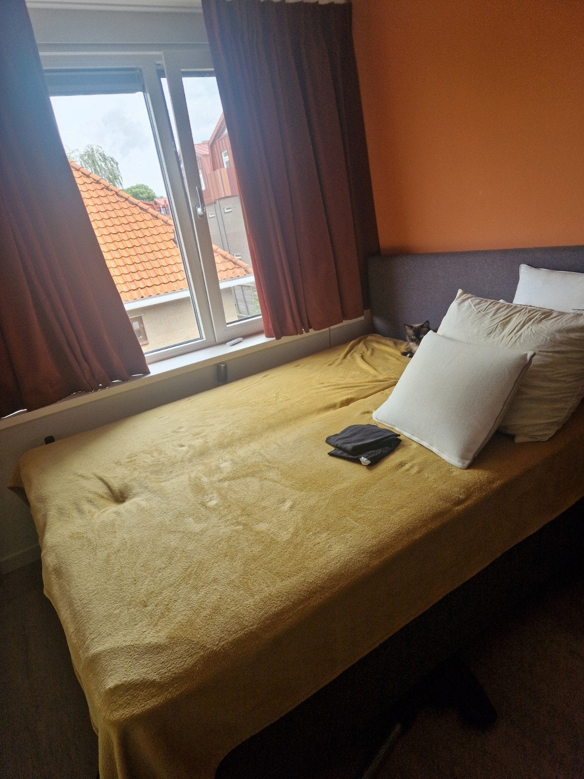 Comfortabel eenpersoonsbed met hoofdbord, Huis en Inrichting, Slaapkamer | Bedden, Gebruikt, Eenpersoons, 90 cm, 200 cm, Stof