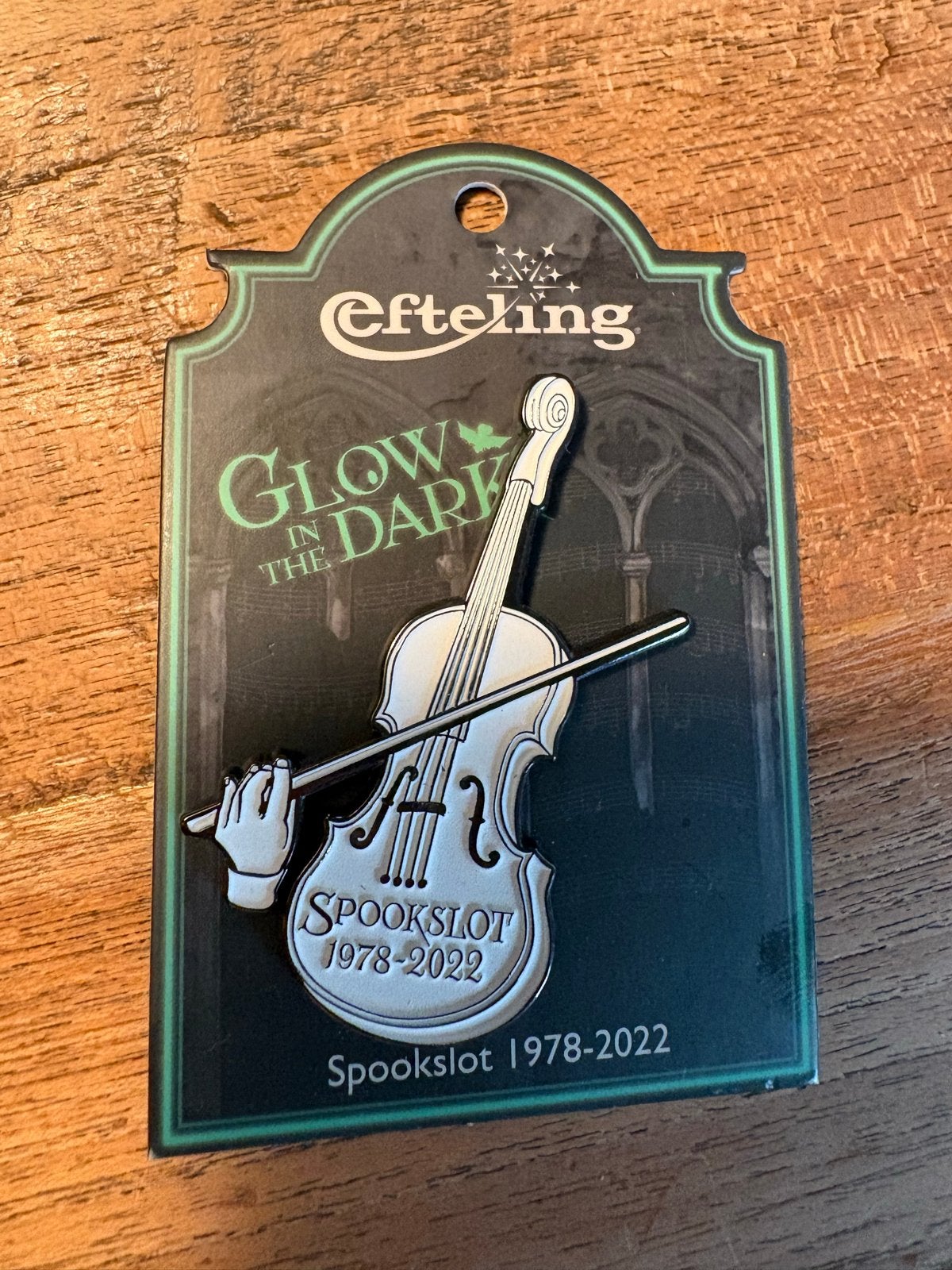Efteling Spookslot Glow in the Dark Pin Viool 1978-2022, Verzamelen, Ophalen of Verzenden, Nieuw, Button of Speldje