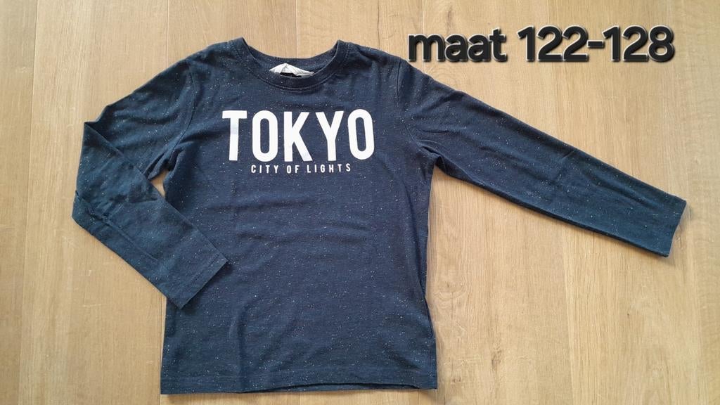Donkerblauwe longsleeve met 'TOKYO' opdruk, maat 122-128, Kinderen en Baby's, Kinderkleding | Maat 122, Gebruikt, Jongen of Meisje