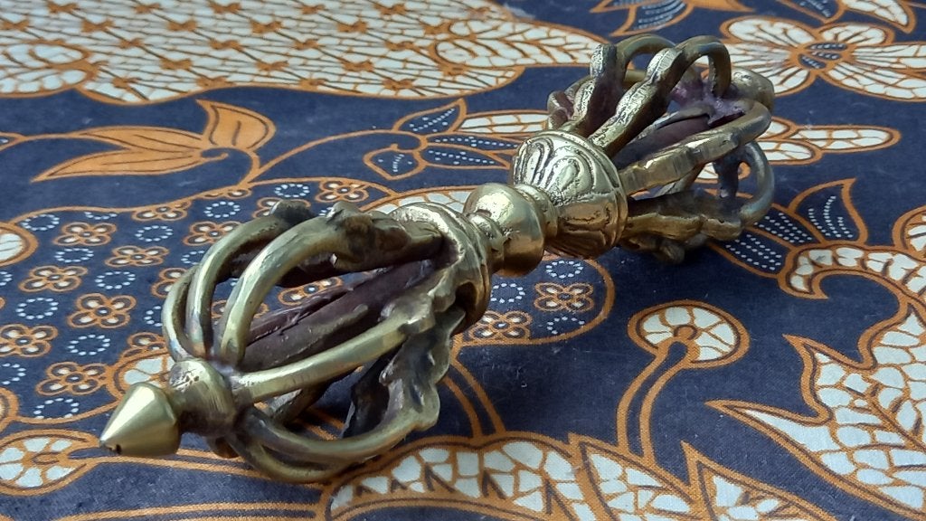 Mooie antieke Oosterse Dorje of Vajra van brons 17,5 cm.