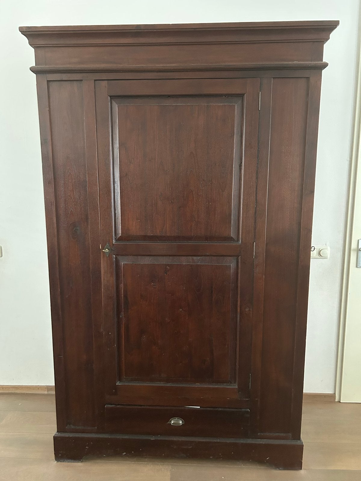 Mooie grote houten kast met veel opbergruimte, Ophalen