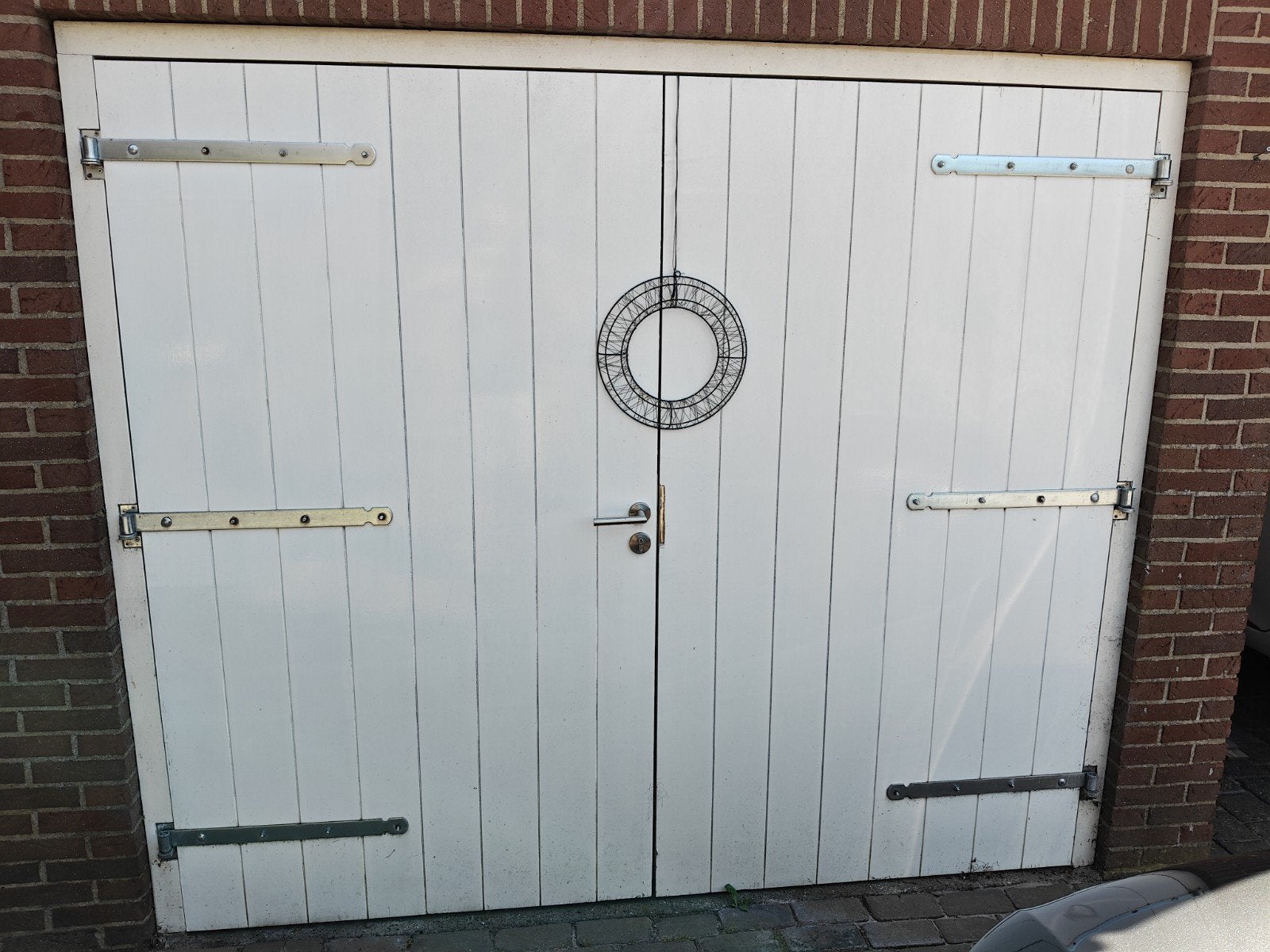 2 Witte houten garagedeuren met beslag, 100 tot 120 cm, Gebruikt, Garagedeur, Ophalen of Verzenden