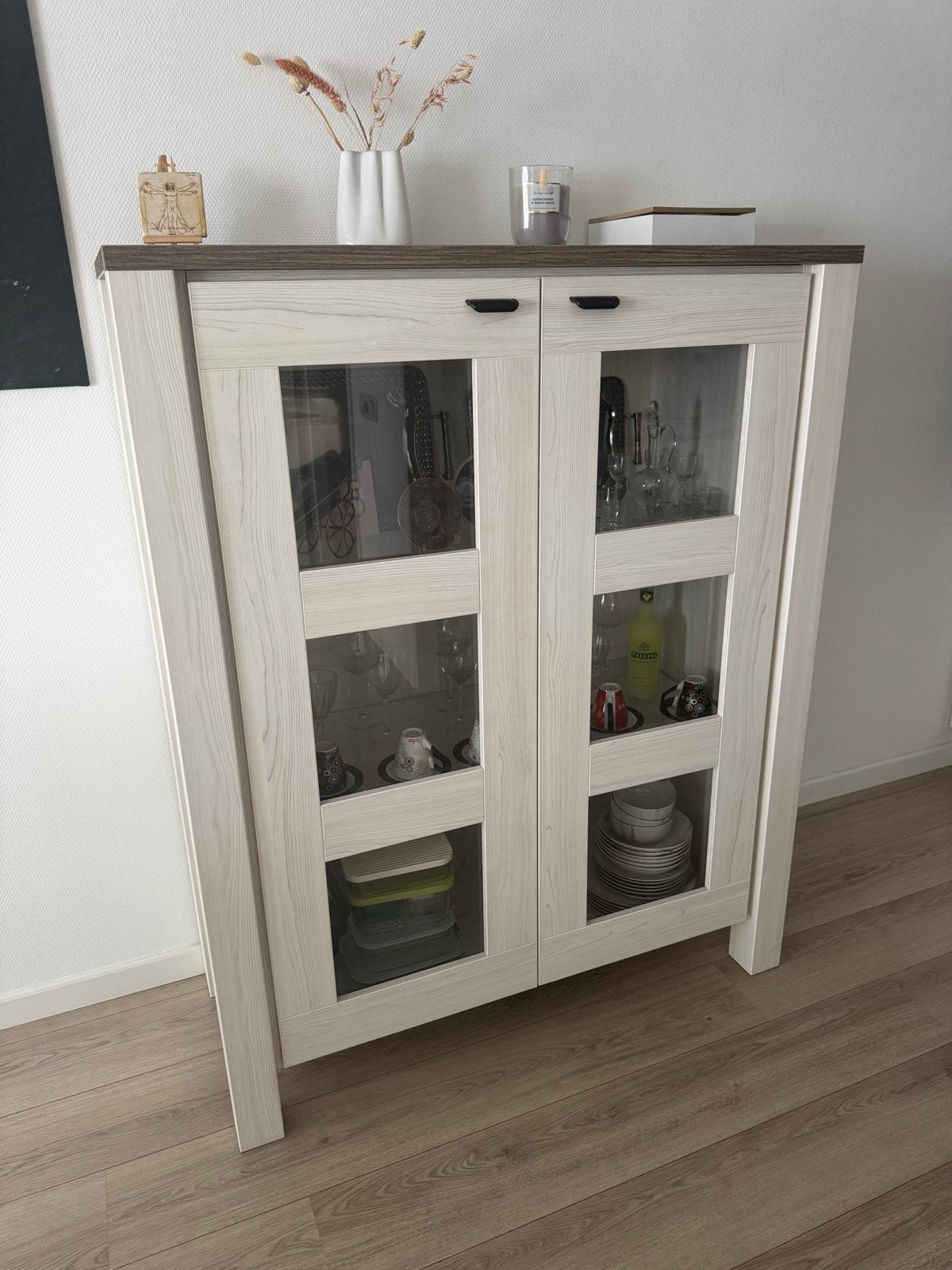Moderne vitrinekast met glazen deuren en planken, Ophalen, 50 tot 100 cm, Zo goed als nieuw, 150 tot 200 cm