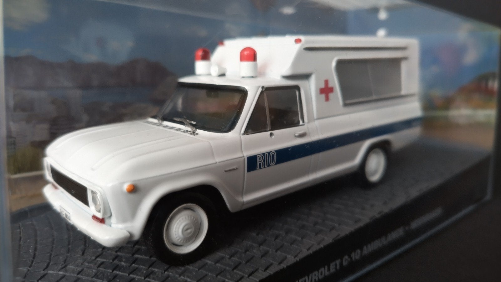 chevroler C10 Ambulance 1:43 James Bond.007 Moonraker Pop, Overige merken, Auto, Verzenden, M