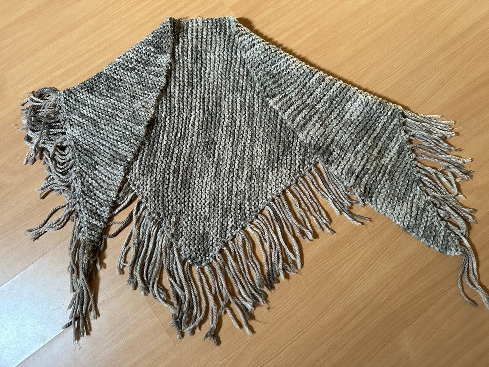 Warme stola in beige tinten., Ophalen of Verzenden, Zo goed als nieuw, Sjaal
