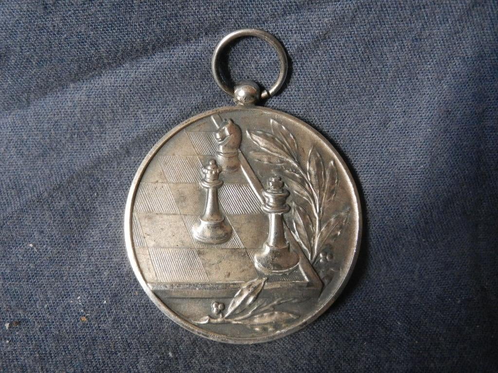 Ronde verzilverde medaille schaakwedstrijd jaren vijftig, Ophalen of Verzenden, Overige materialen, Nederland