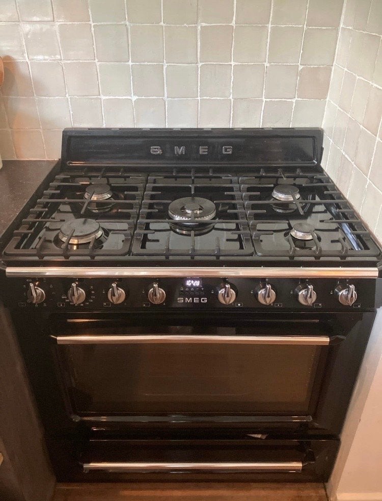 Smeg victoria gasfornuis met bijpassende afzuigkap zwart, Witgoed en Apparatuur, Fornuizen, Gebruikt, Vrijstaand, Gas, 5 kookzones of meer