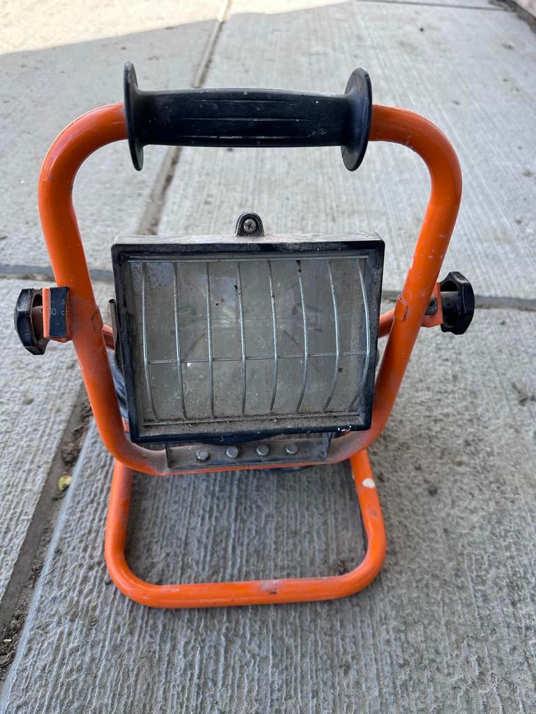 Bouwlamp halogeen met 2 stopcontacten, Ophalen of Verzenden, Gebruikt, 500 watt of meer, Lamp met armatuur