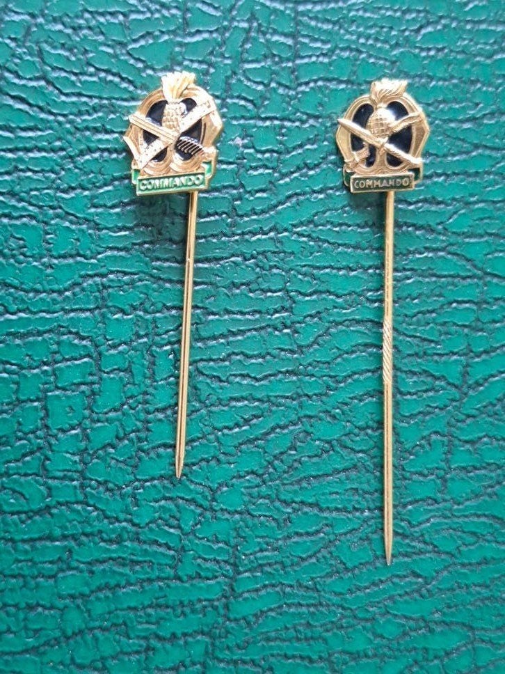 2x Speldjes Korps Commando Troepen/ één zeldzaam, Verzamelen, Ophalen of Verzenden, Landmacht, Nederland, Embleem of Badge