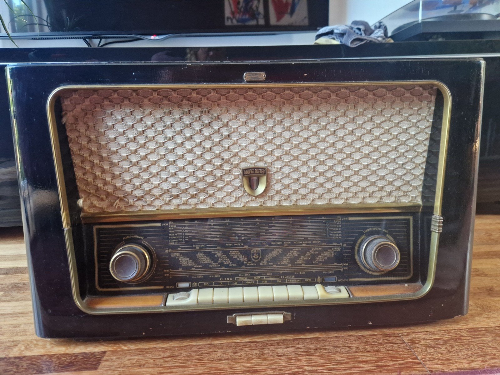 Vintage WEGA radio, Ophalen